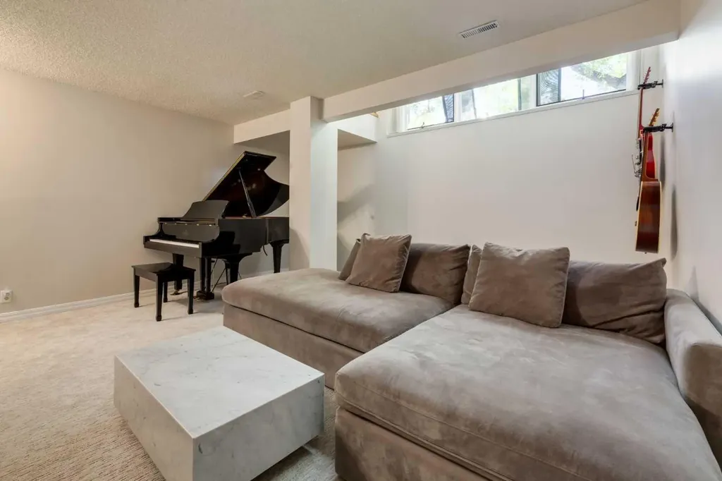 2826 1 Avenue NW Calgary AB T2N 0C8