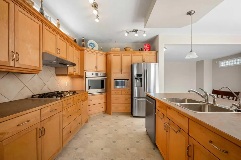 31 Elgin Green SE Calgary AB T2Z 3Y8