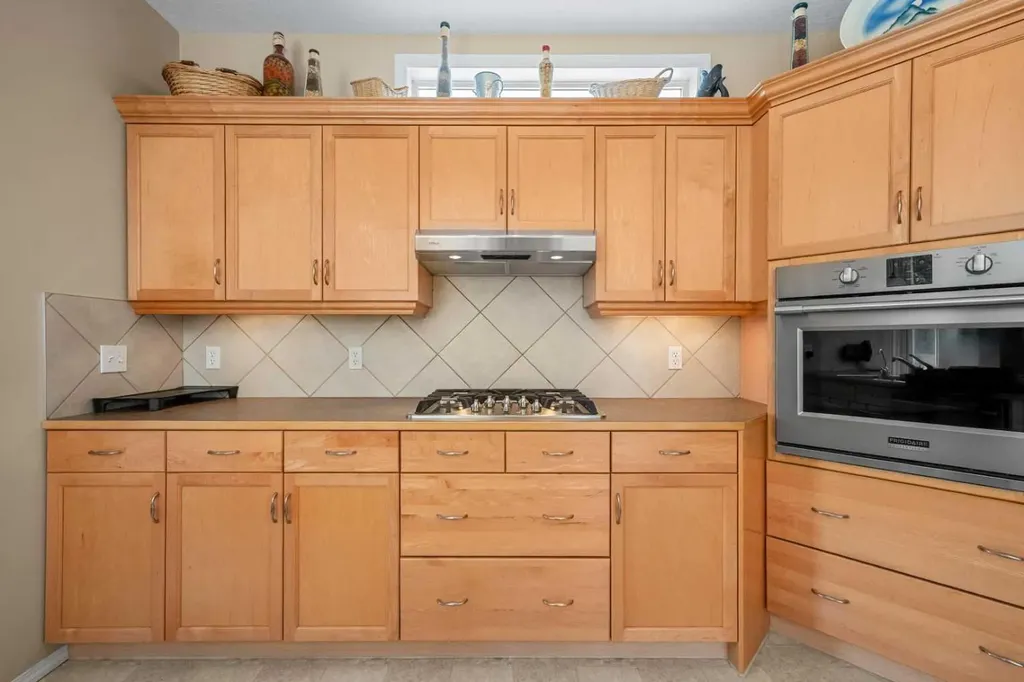 31 Elgin Green SE Calgary AB T2Z 3Y8