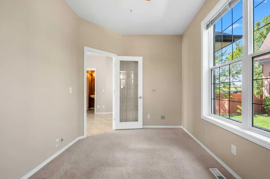 31 Elgin Green SE Calgary AB T2Z 3Y8