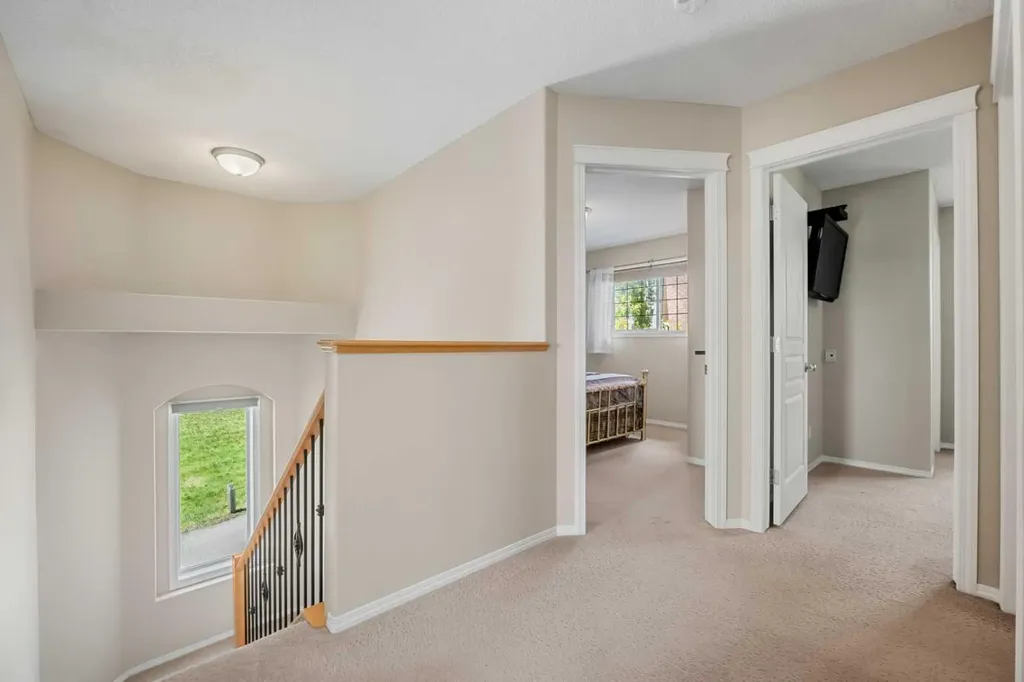 31 Elgin Green SE Calgary AB T2Z 3Y8
