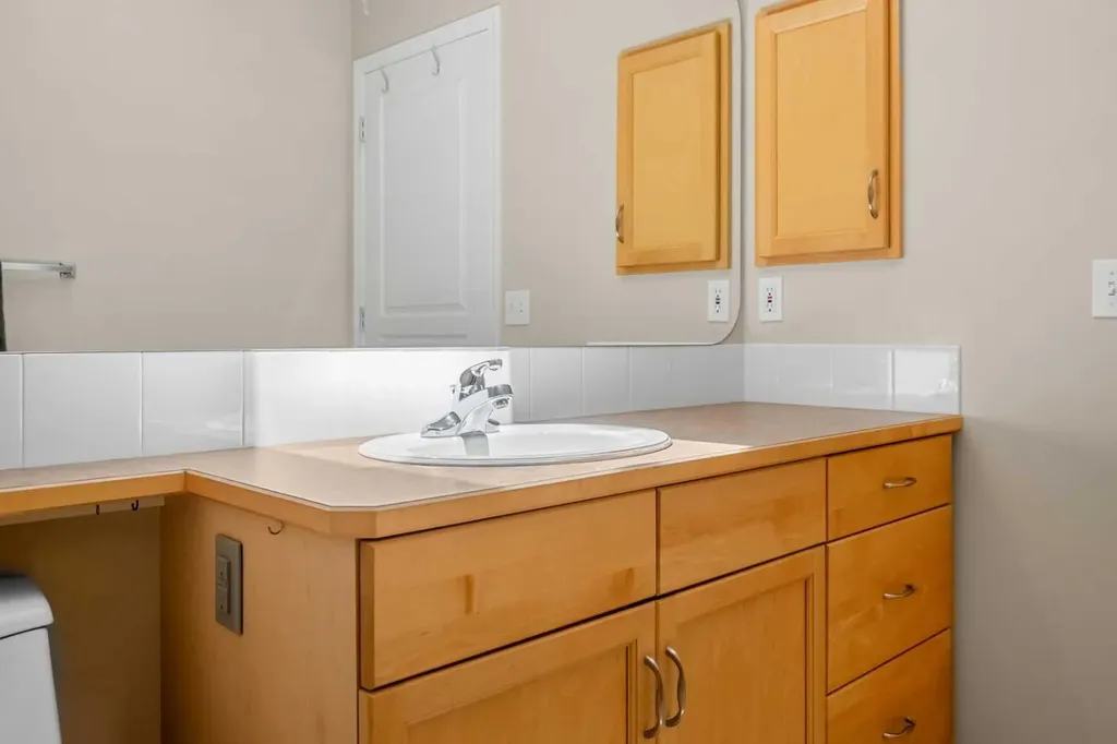 31 Elgin Green SE Calgary AB T2Z 3Y8