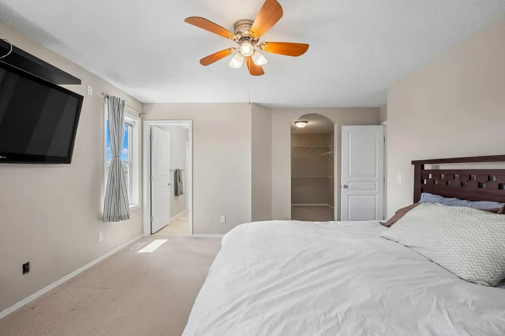 31 Elgin Green SE Calgary AB T2Z 3Y8