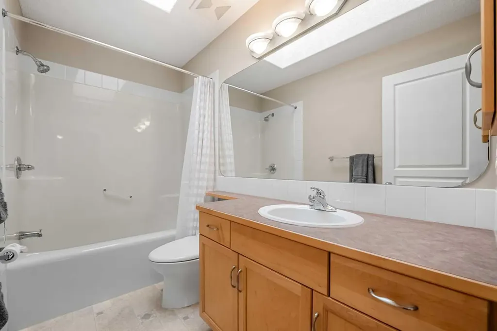 31 Elgin Green SE Calgary AB T2Z 3Y8