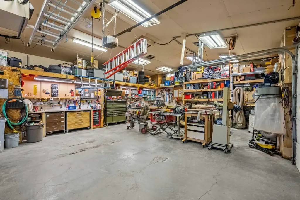 31 Elgin Green SE Calgary AB T2Z 3Y8