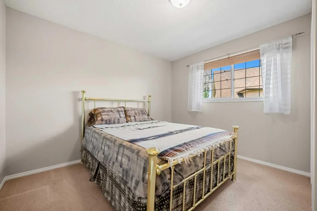 31 Elgin Green SE Calgary AB T2Z 3Y8