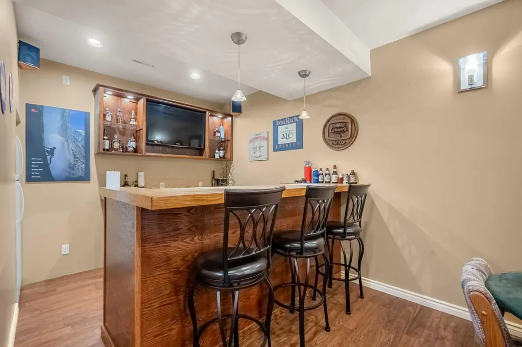 31 Elgin Green SE Calgary AB T2Z 3Y8