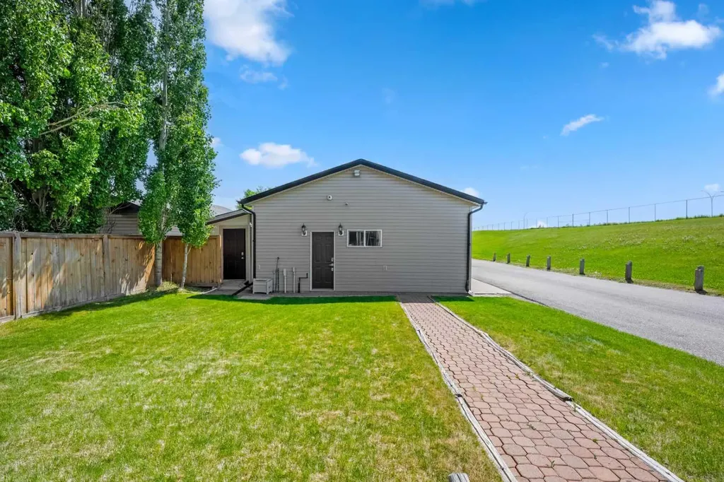 31 Elgin Green SE Calgary AB T2Z 3Y8