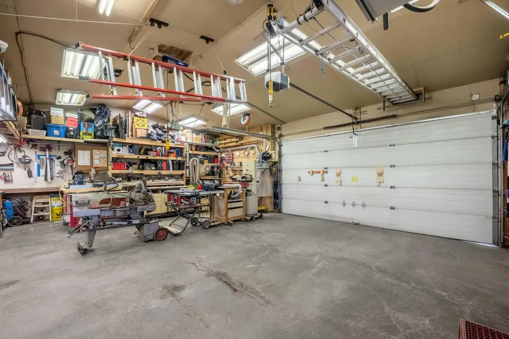 31 Elgin Green SE Calgary AB T2Z 3Y8