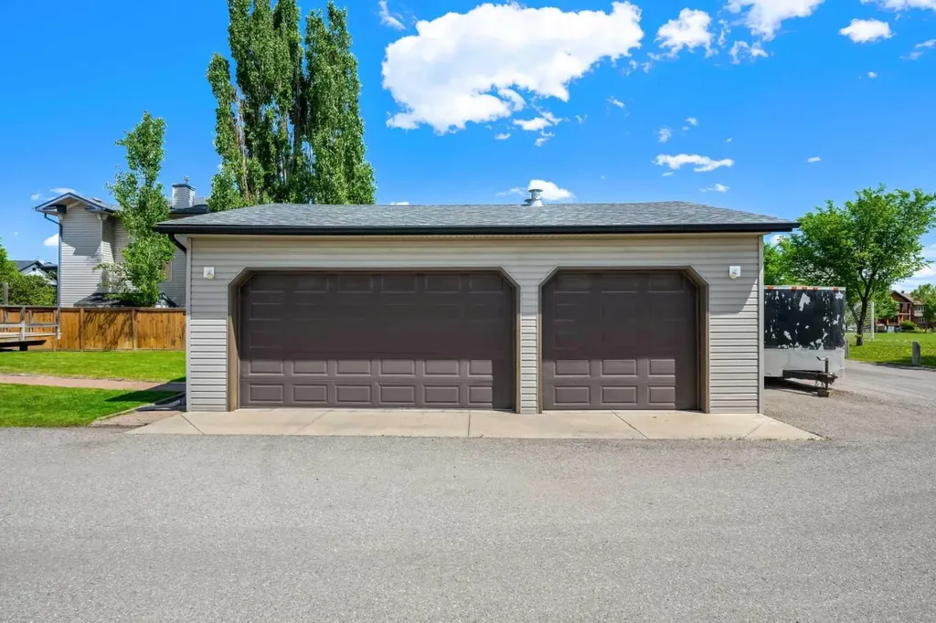 31 Elgin Green SE Calgary AB T2Z 3Y8
