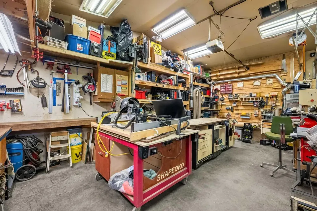 31 Elgin Green SE Calgary AB T2Z 3Y8