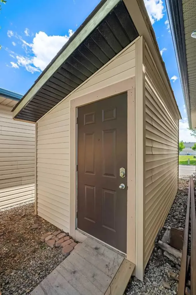31 Elgin Green SE Calgary AB T2Z 3Y8