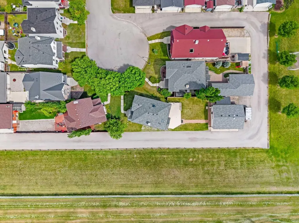 31 Elgin Green SE Calgary AB T2Z 3Y8