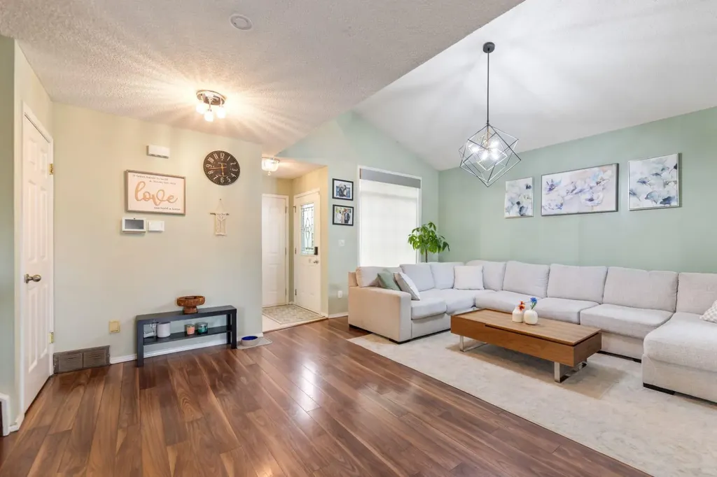 2 Eldorado Road SE Airdrie AB T4B1C3
