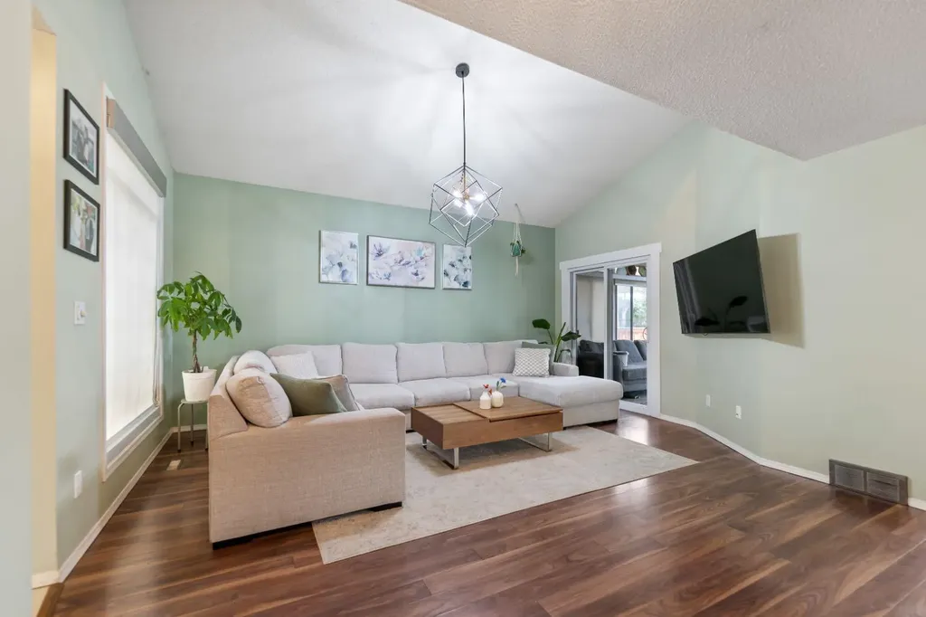 2 Eldorado Road SE Airdrie AB T4B1C3