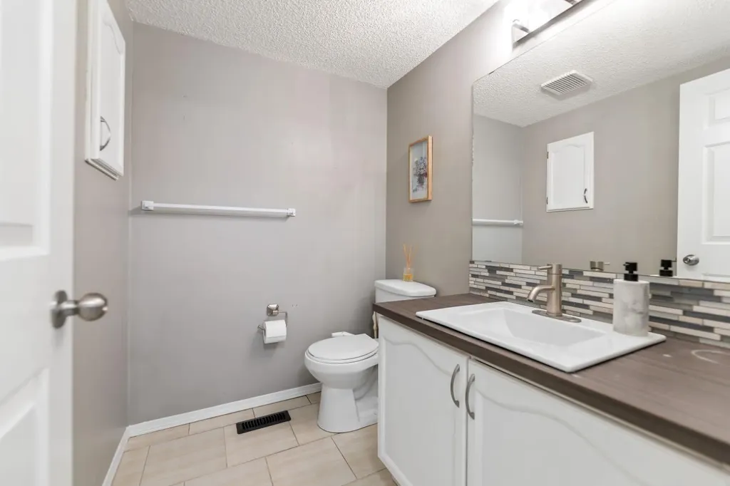2 Eldorado Road SE Airdrie AB T4B1C3