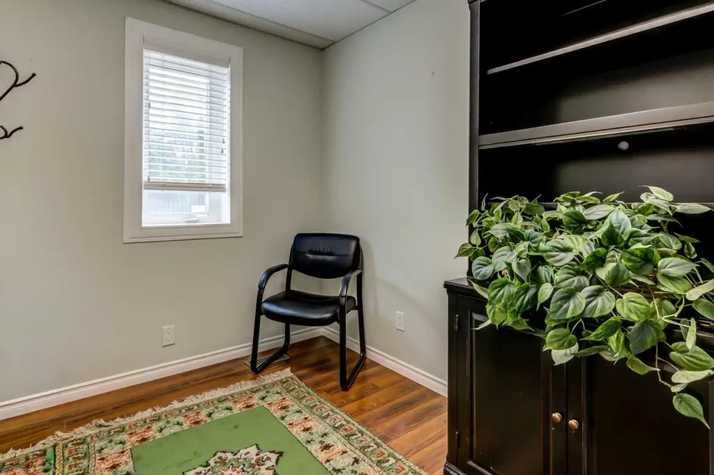 6417 112 Avenue Edmonton AB T5W 0N9