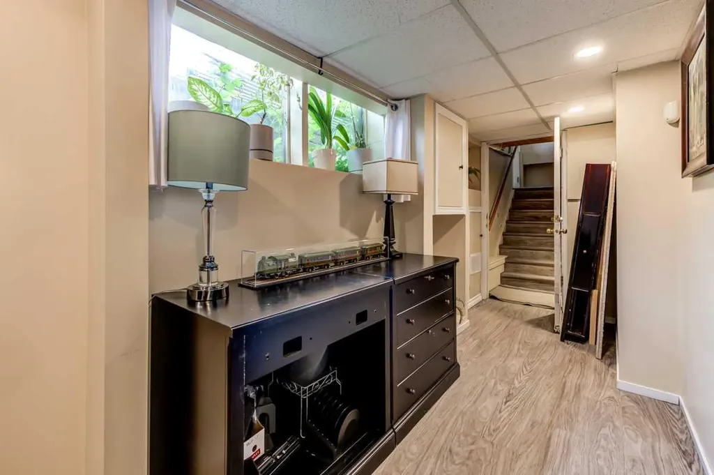 6417 112 Avenue Edmonton AB T5W 0N9