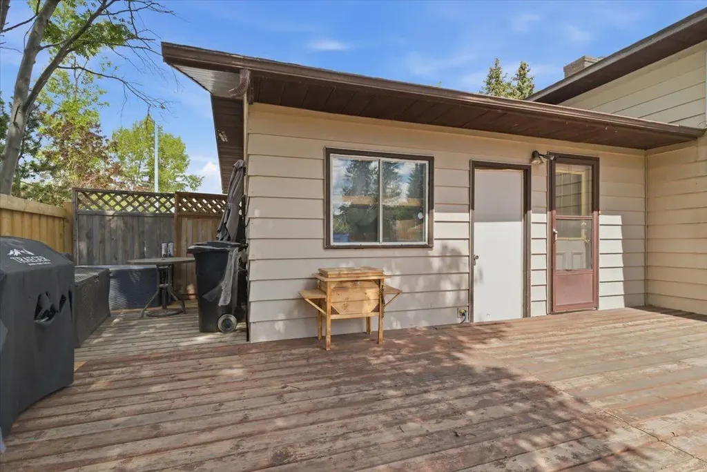 9721 75 Avenue Grande Prairie AB T8V 4X1