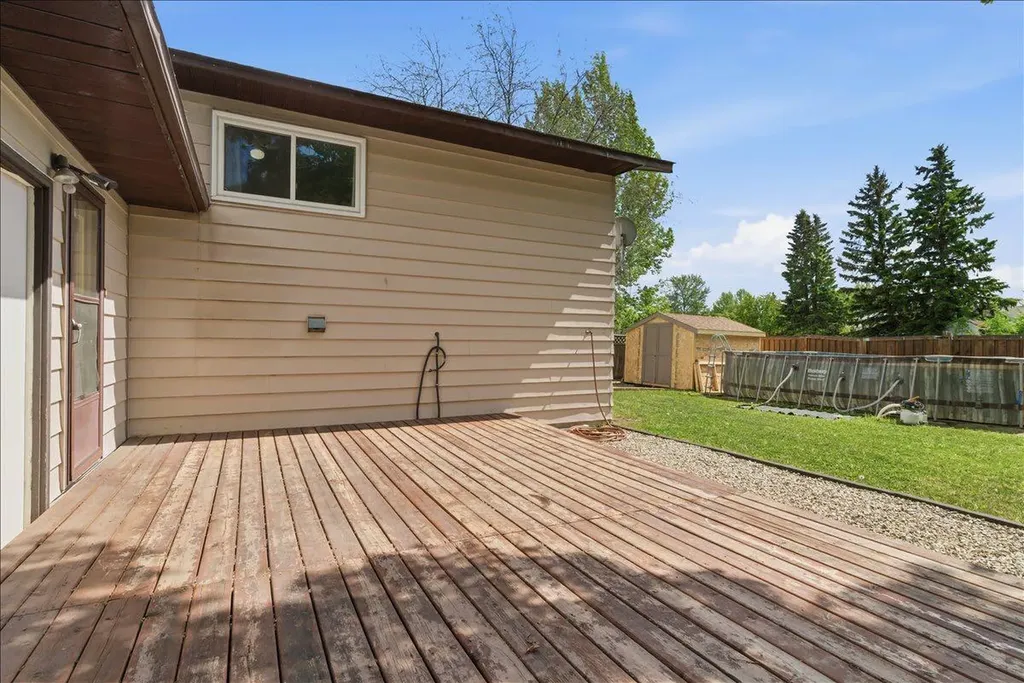 9721 75 Avenue Grande Prairie AB T8V 4X1