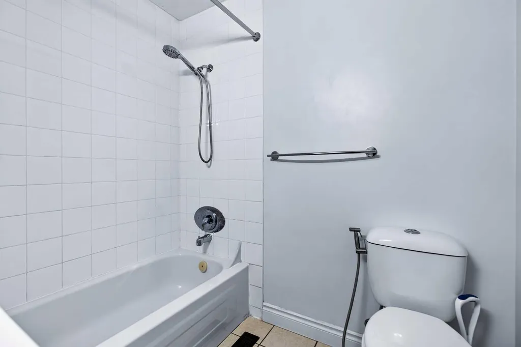 6223 31 Avenue NW Calgary AB T3B 3X2