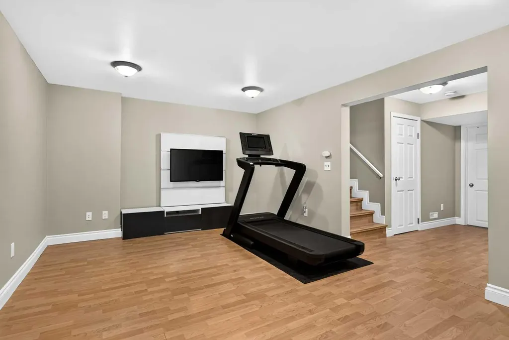 6223 31 Avenue NW Calgary AB T3B 3X2