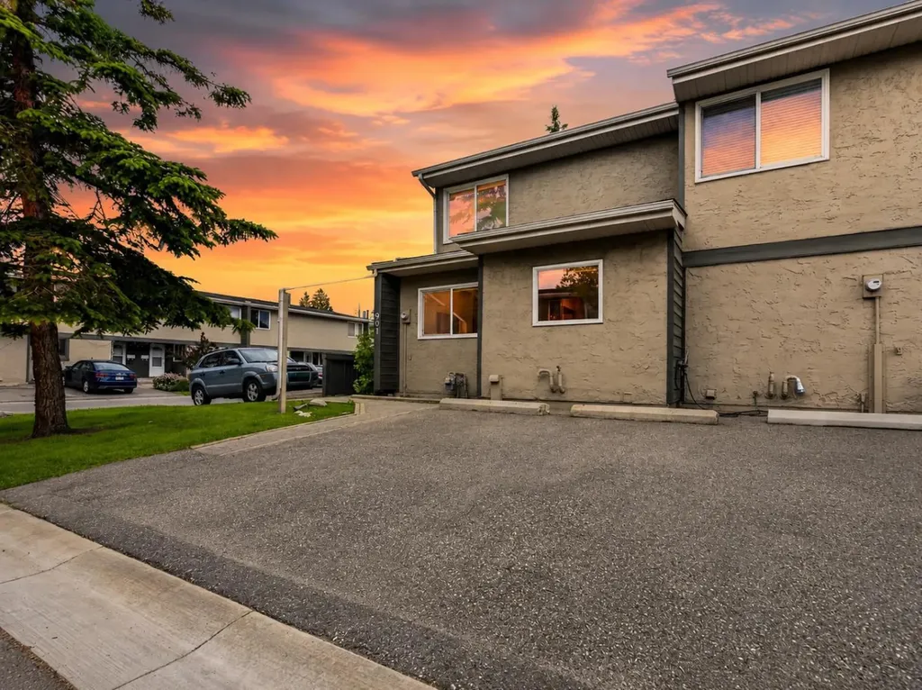 6223 31 Avenue NW Calgary AB T3B 3X2