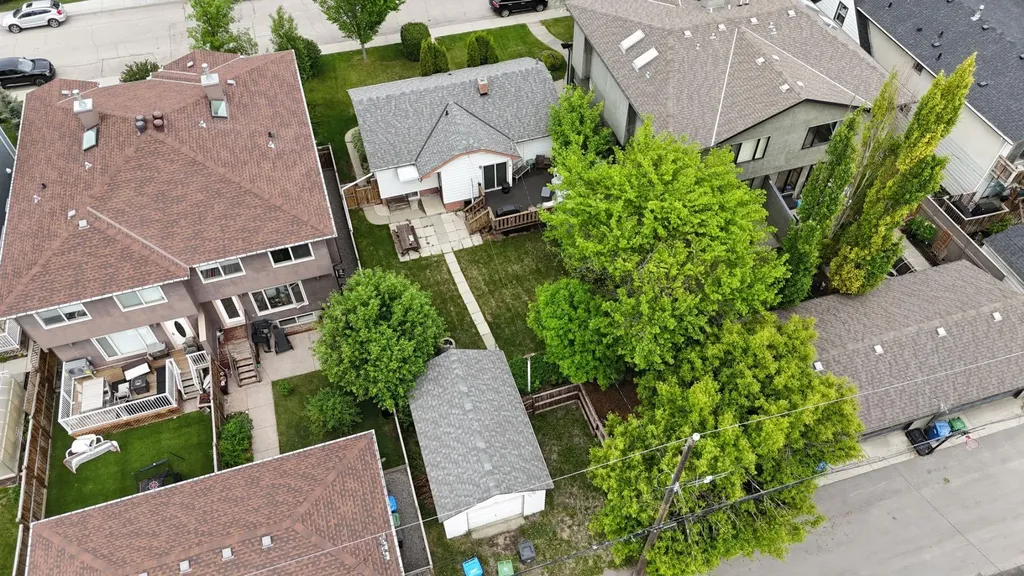 409 29 Avenue NW Calgary AB T2M 2M4