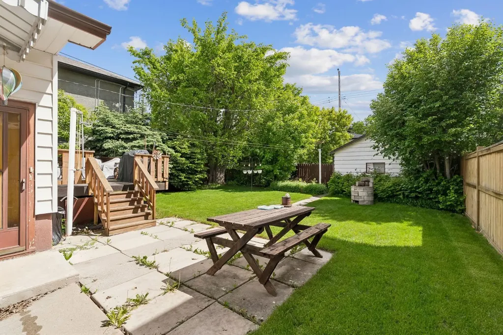 409 29 Avenue NW Calgary AB T2M 2M4