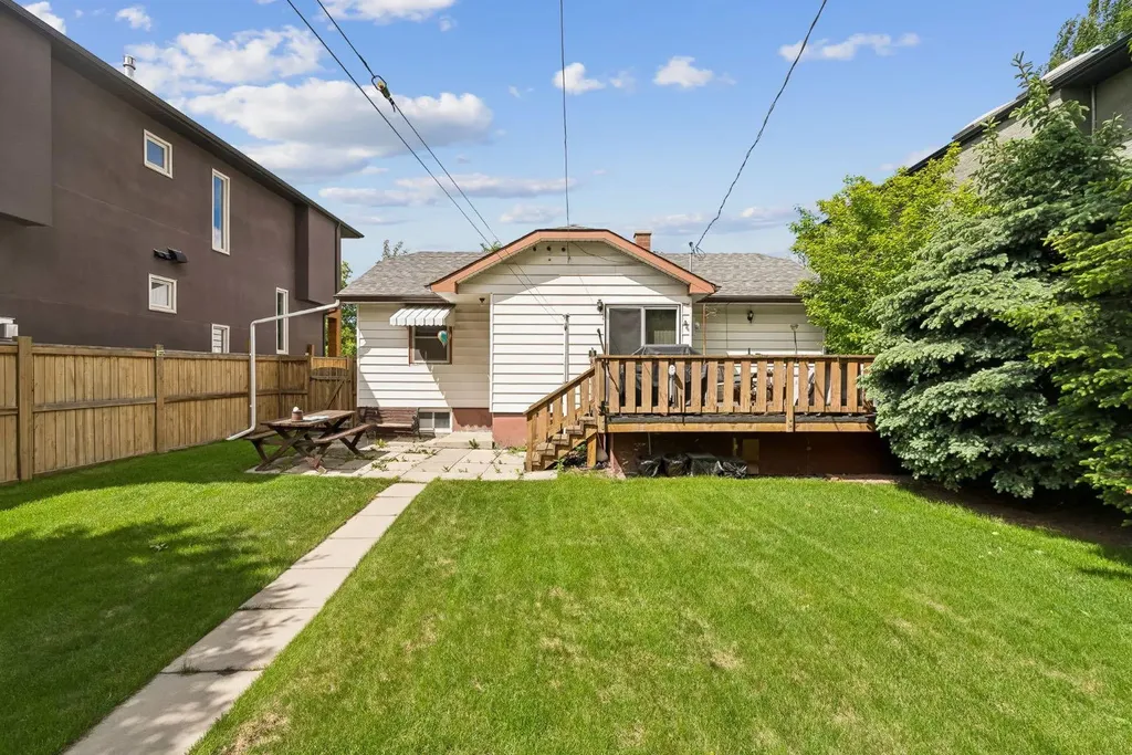 409 29 Avenue NW Calgary AB T2M 2M4