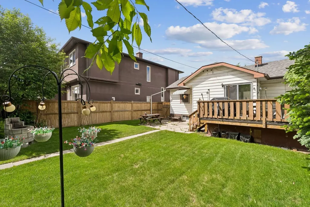 409 29 Avenue NW Calgary AB T2M 2M4