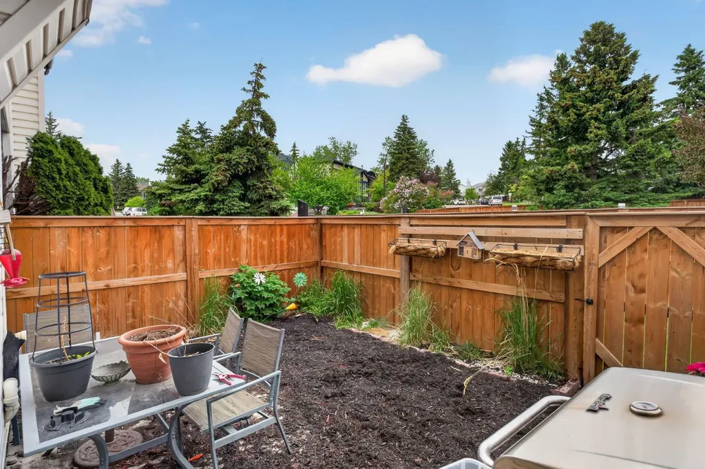 1012 Ranchlands Boulevard NW Calgary AB T3g1y1