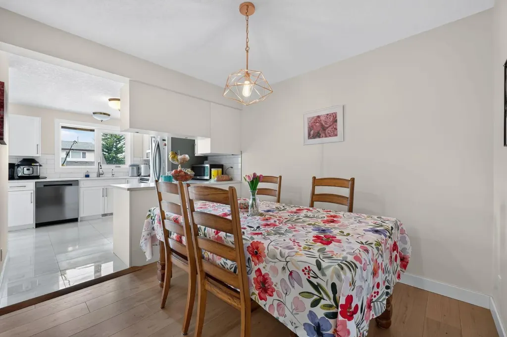 1012 Ranchlands Boulevard NW Calgary AB T3g1y1