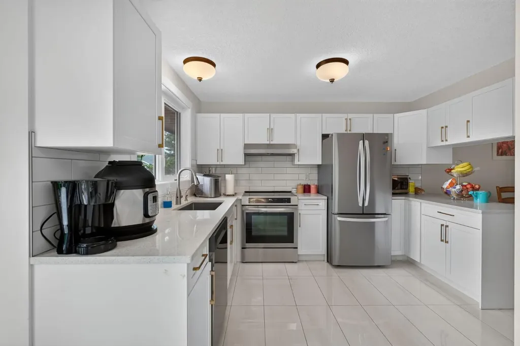 1012 Ranchlands Boulevard NW Calgary AB T3g1y1