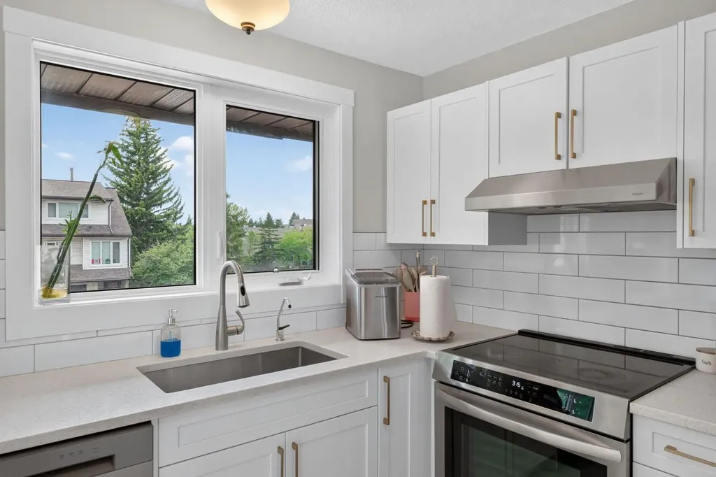 1012 Ranchlands Boulevard NW Calgary AB T3g1y1