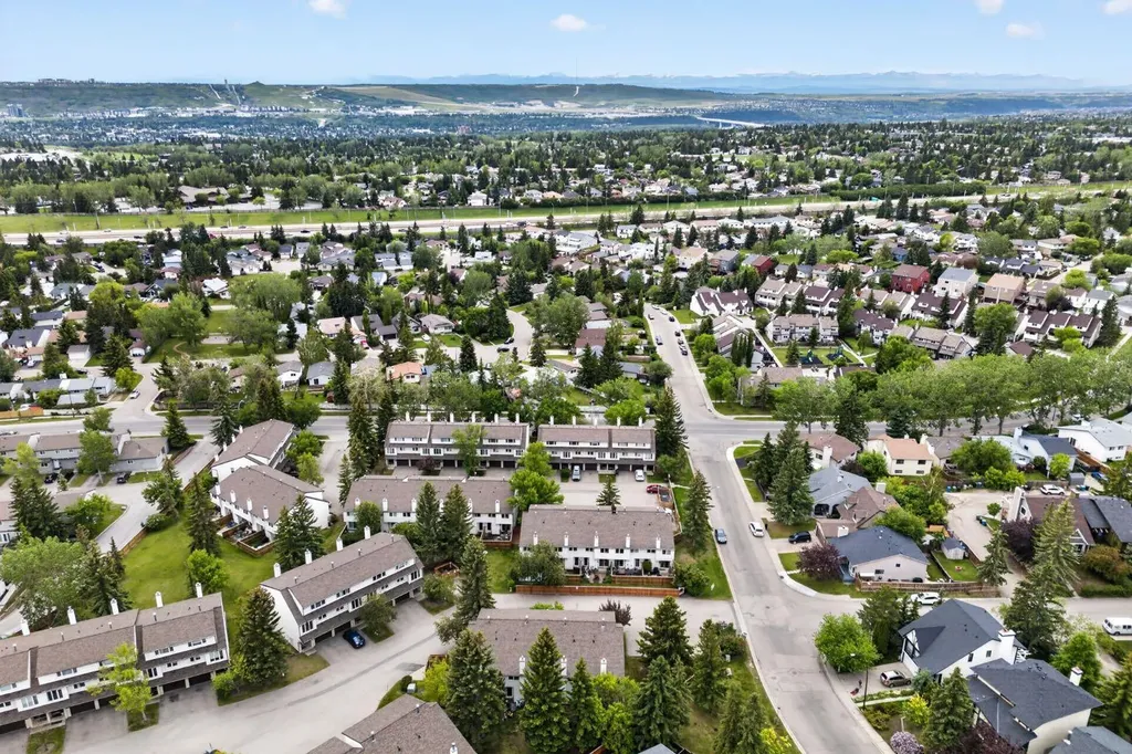 1012 Ranchlands Boulevard NW Calgary AB T3g1y1