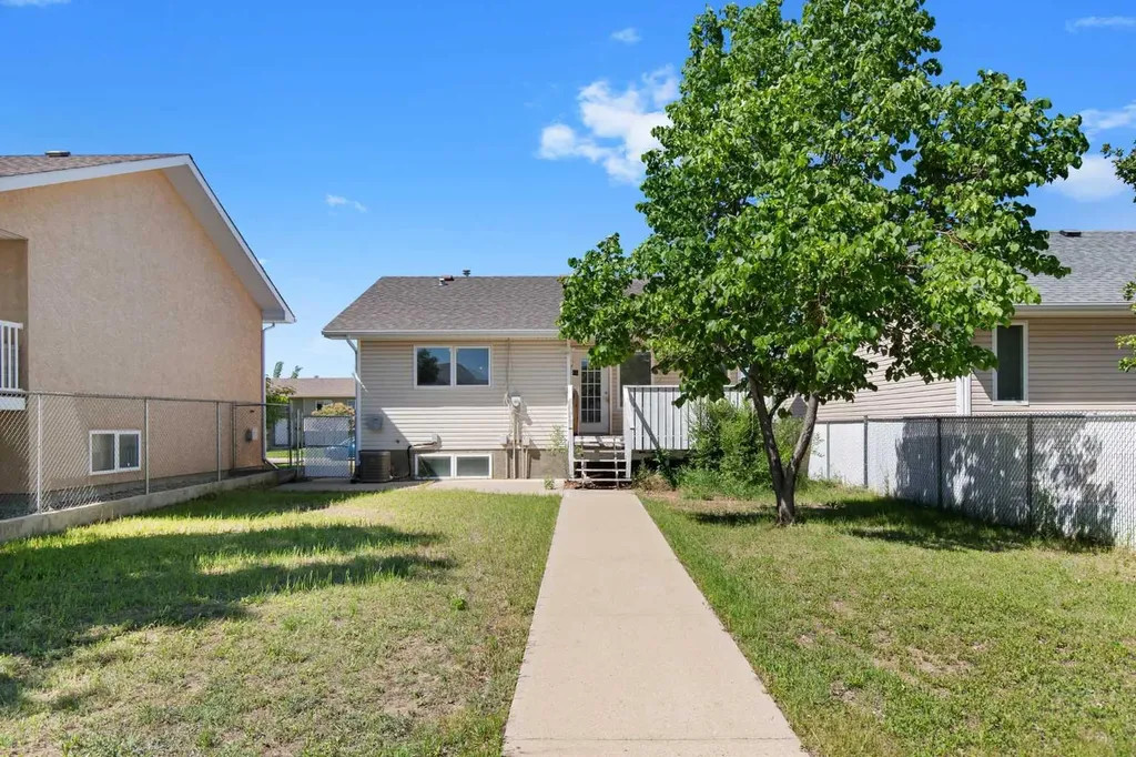 2385 Hatcher Drive NE Medicine Hat AB T1C1X5