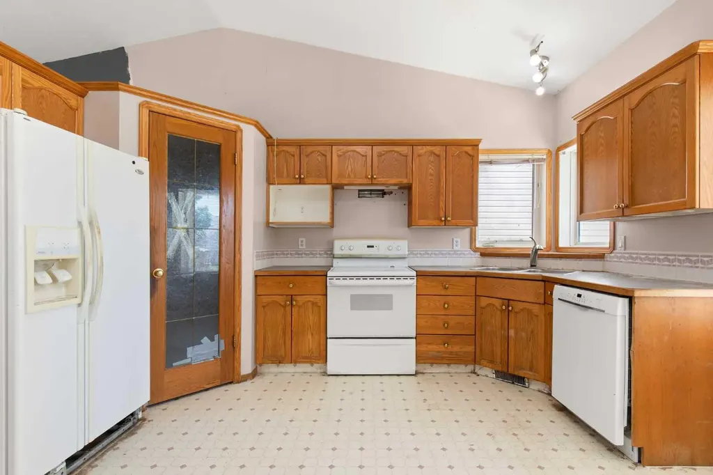 2385 Hatcher Drive NE Medicine Hat AB T1C1X5