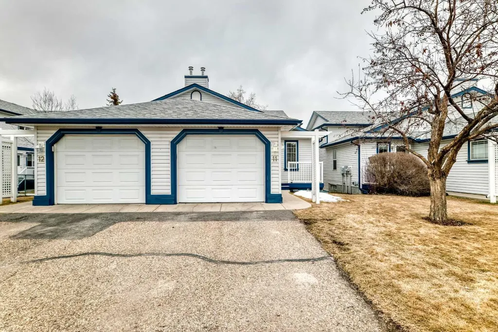 33 Stonegate Drive NW Airdrie AB T4B 2V6