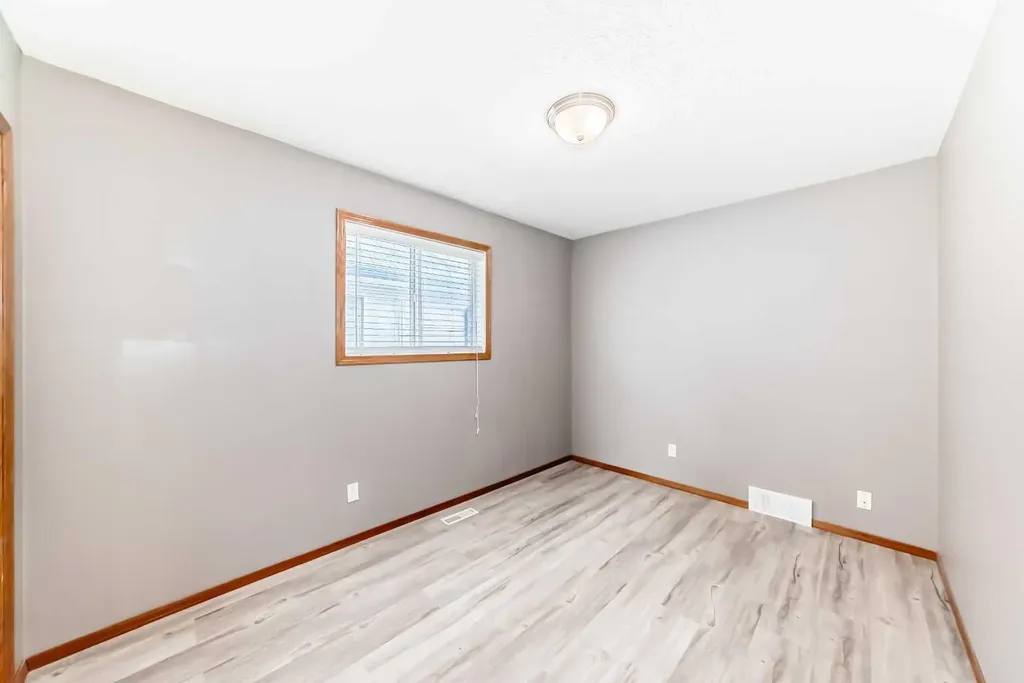33 Stonegate Drive NW Airdrie AB T4B 2V6