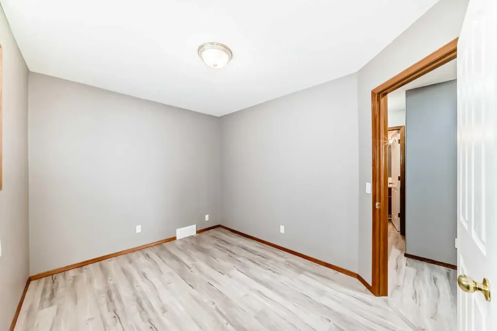 33 Stonegate Drive NW Airdrie AB T4B 2V6