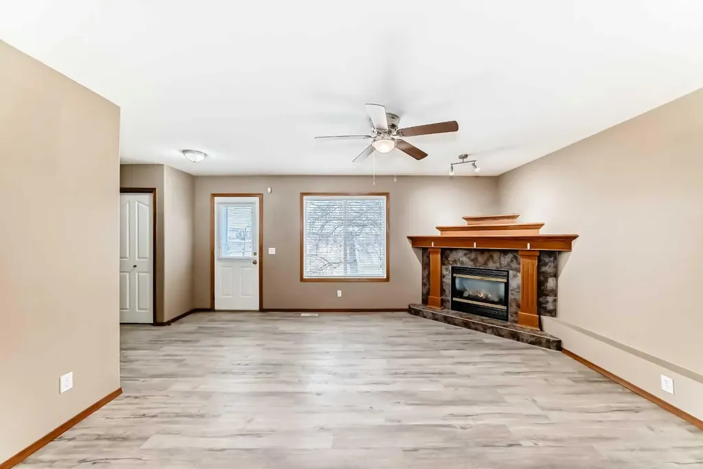 33 Stonegate Drive NW Airdrie AB T4B 2V6