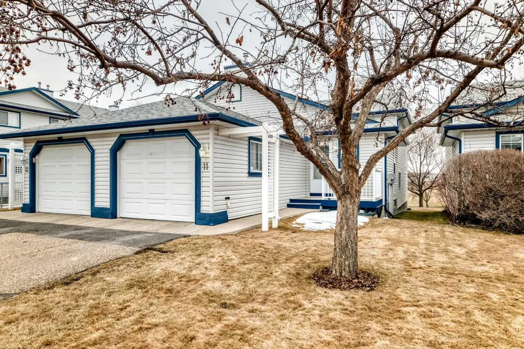 33 Stonegate Drive NW Airdrie AB T4B 2V6