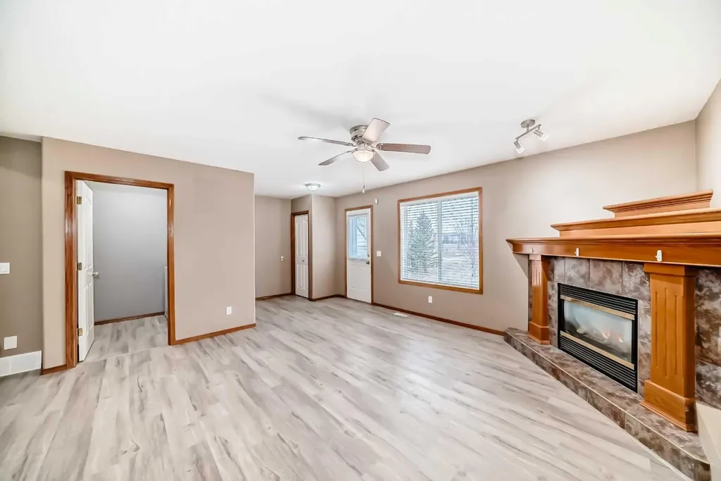 33 Stonegate Drive NW Airdrie AB T4B 2V6