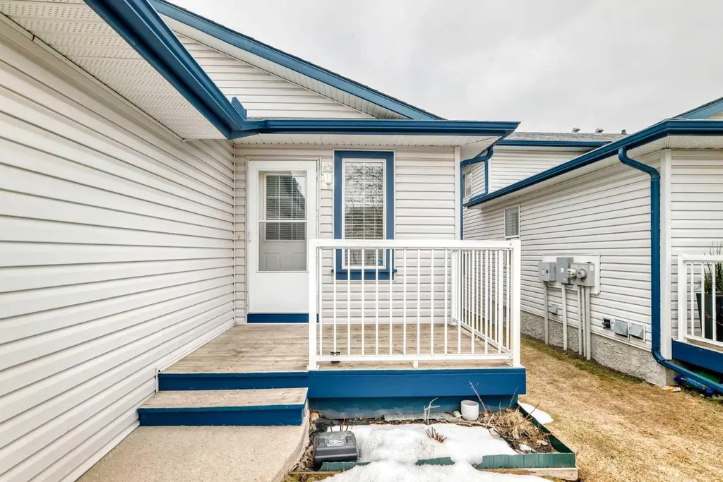 33 Stonegate Drive NW Airdrie AB T4B 2V6