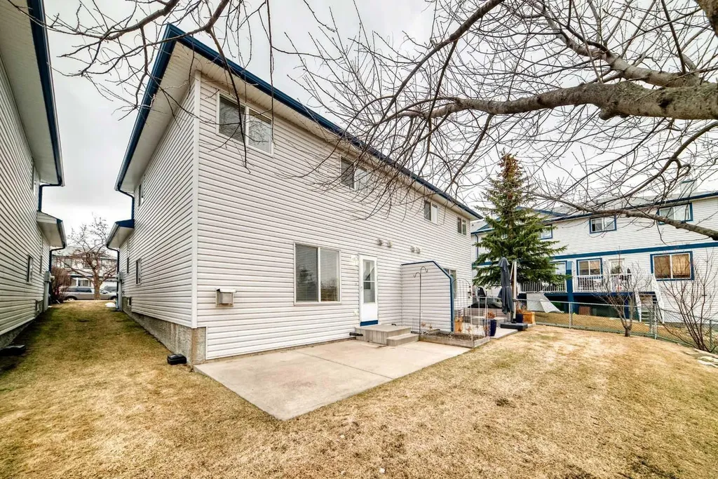 33 Stonegate Drive NW Airdrie AB T4B 2V6