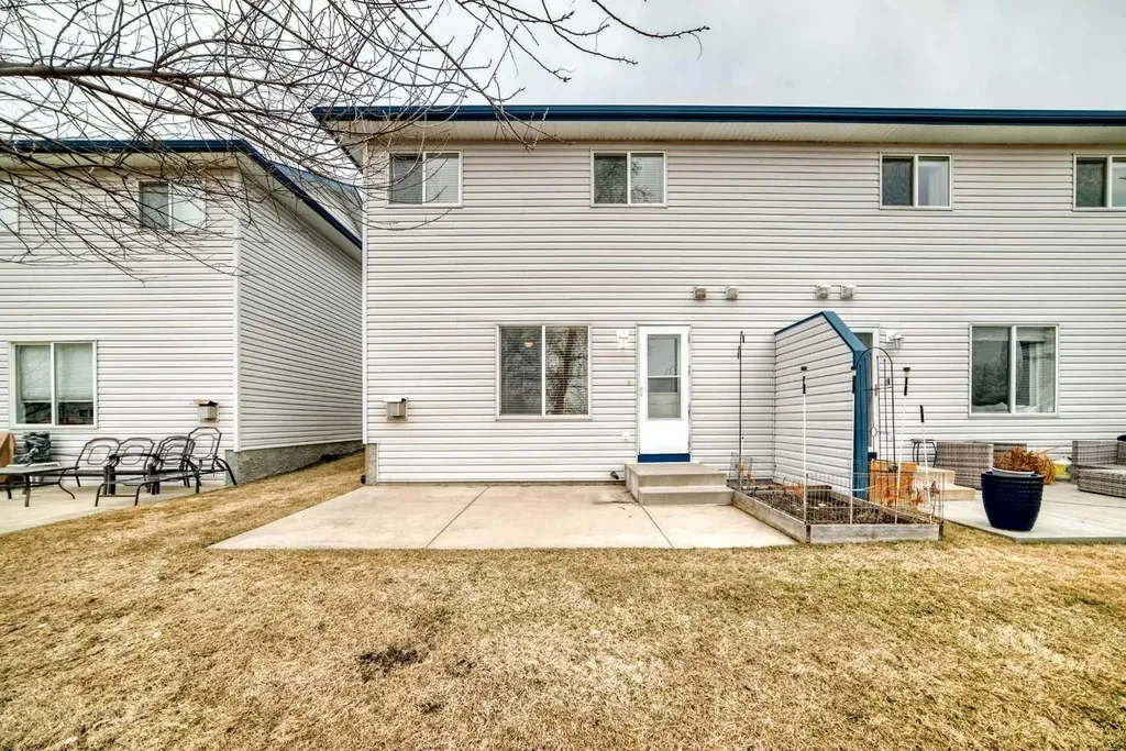 33 Stonegate Drive NW Airdrie AB T4B 2V6