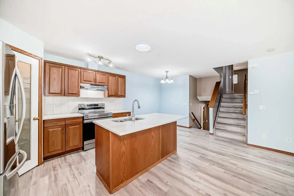 33 Stonegate Drive NW Airdrie AB T4B 2V6