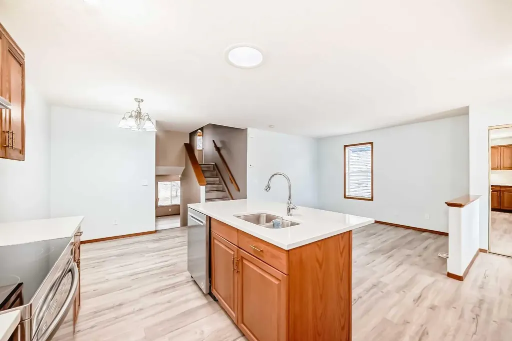 33 Stonegate Drive NW Airdrie AB T4B 2V6