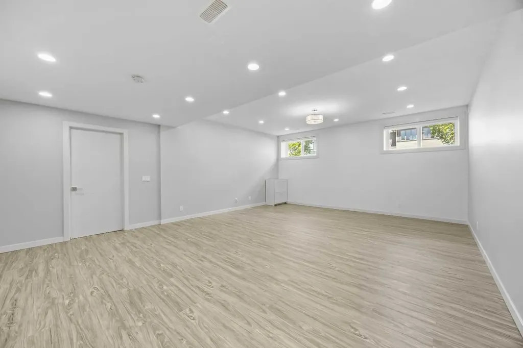 338 Shawnee Boulevard SW Calgary AB T2Y 0P4